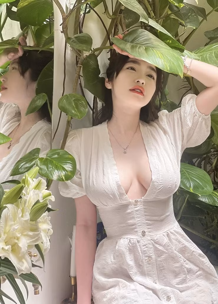 Elly Trần thường khéo léo khoe vòng 1 đẫy đà, gợi cảm khiến người xem không thể rời mắt.