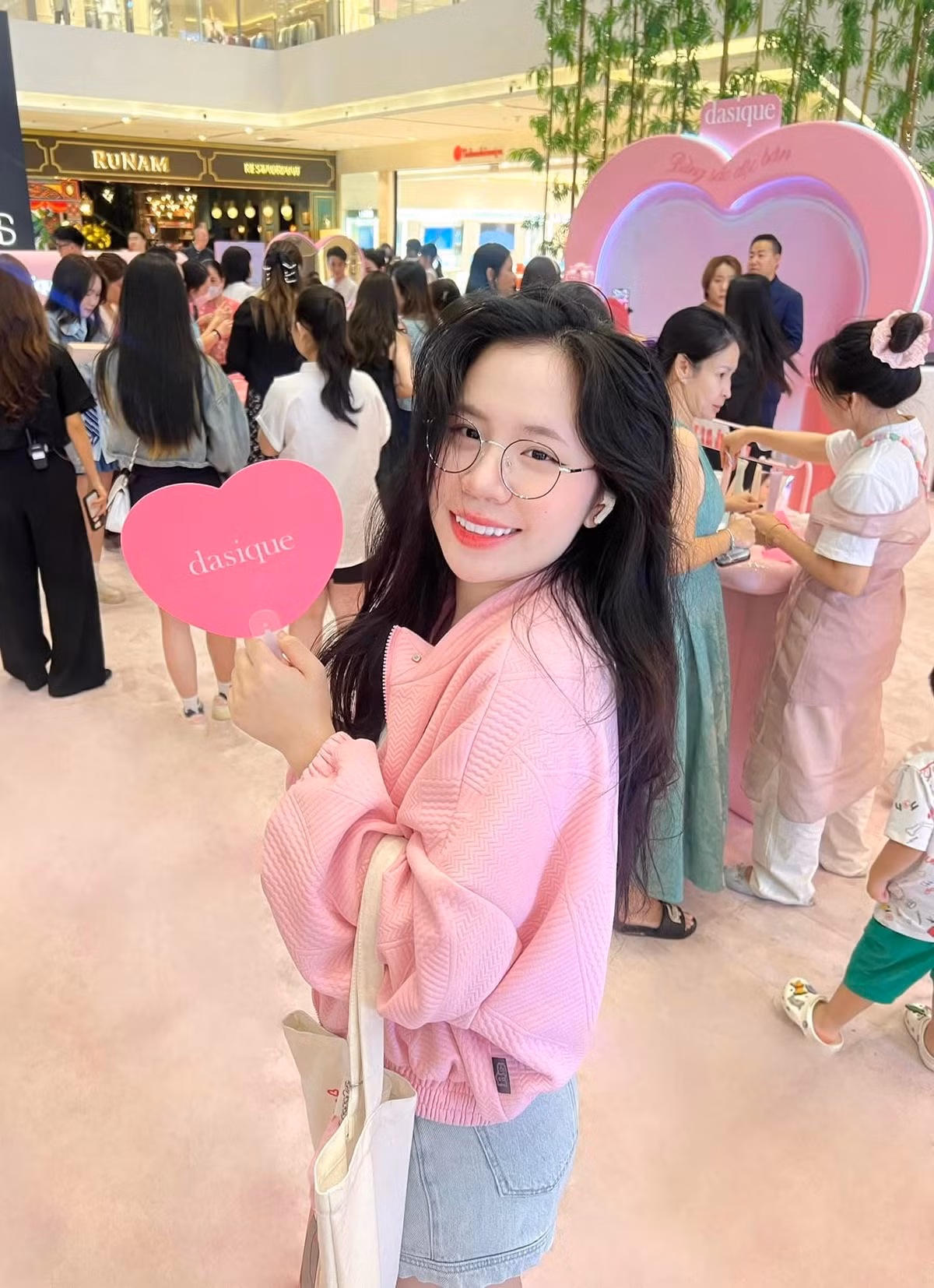 Sammy Đào và bạn trai được nhiều người nhận xét là trai tài, gái sắc rất xứng đôi và được ủng hộ bởi những nội dung giải trí vừa tình cảm, vừa vui vẻ.