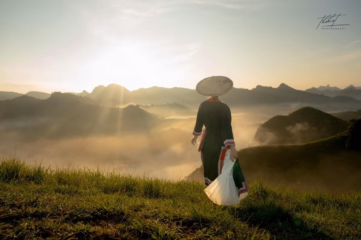 Từ trên đỉnh đồi cỏ, du khách dễ dàng phóng tầm mắt ra xa, ngắm nhìn đồng ruộng mênh mông và bản làng của người dân địa phương. Ảnh: Thế Kiệt