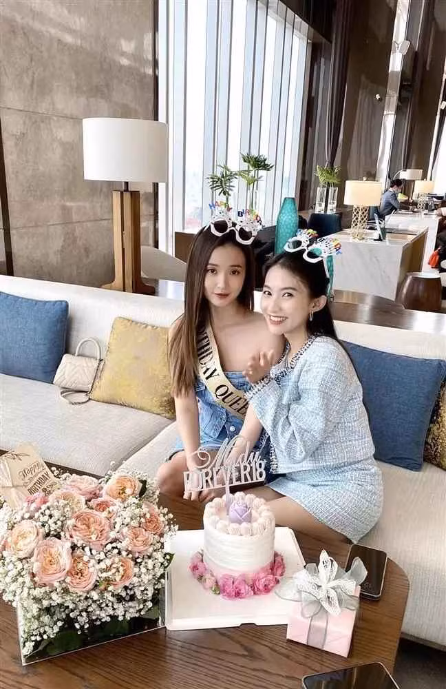 "Sinh nhật năm nay đi quay phim nên không có thời gian tổ chức. Vậy mà vẫn bị đánh úp bất ngờ. Cảm ơn 2 người bạn đã tạo bất ngờ nho nhỏ cho cô gái tháng 10 này nhé", Midu viết.