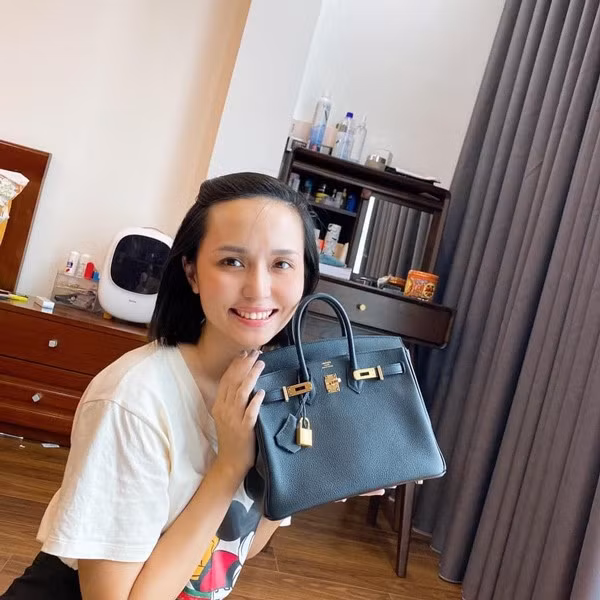 Nếu để ý kĩ trên trang cá nhân, Huyền Mi từng khoe chiếc túi và soi ra giá của nó, nhiều người phải sững sờ khi lên tới hơn 500 triệu đồng.