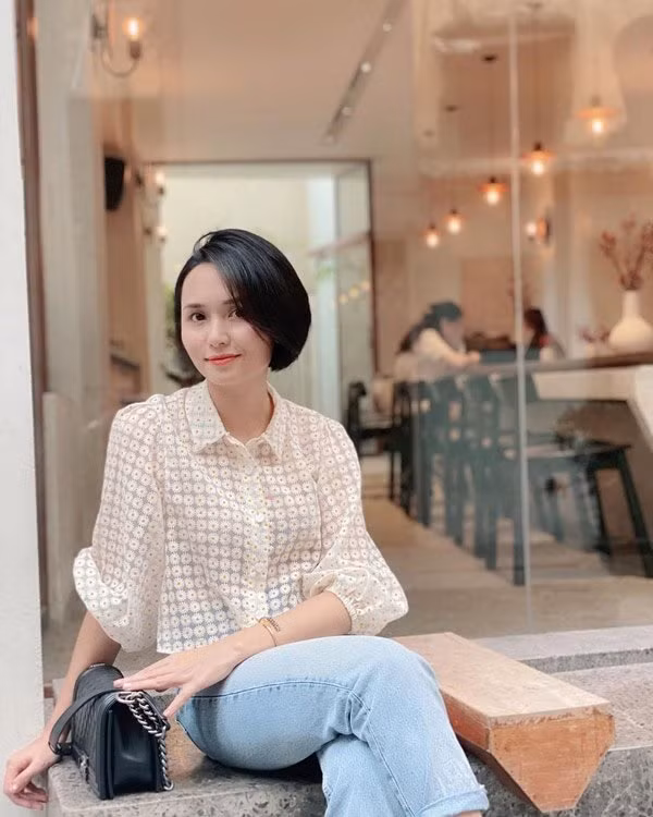 Chiếc túi này được Huyền Mi yêu thích và cô thường xuyên phối với nhiều phong cách khác nhau, từ sang trọng đến đơn giản.