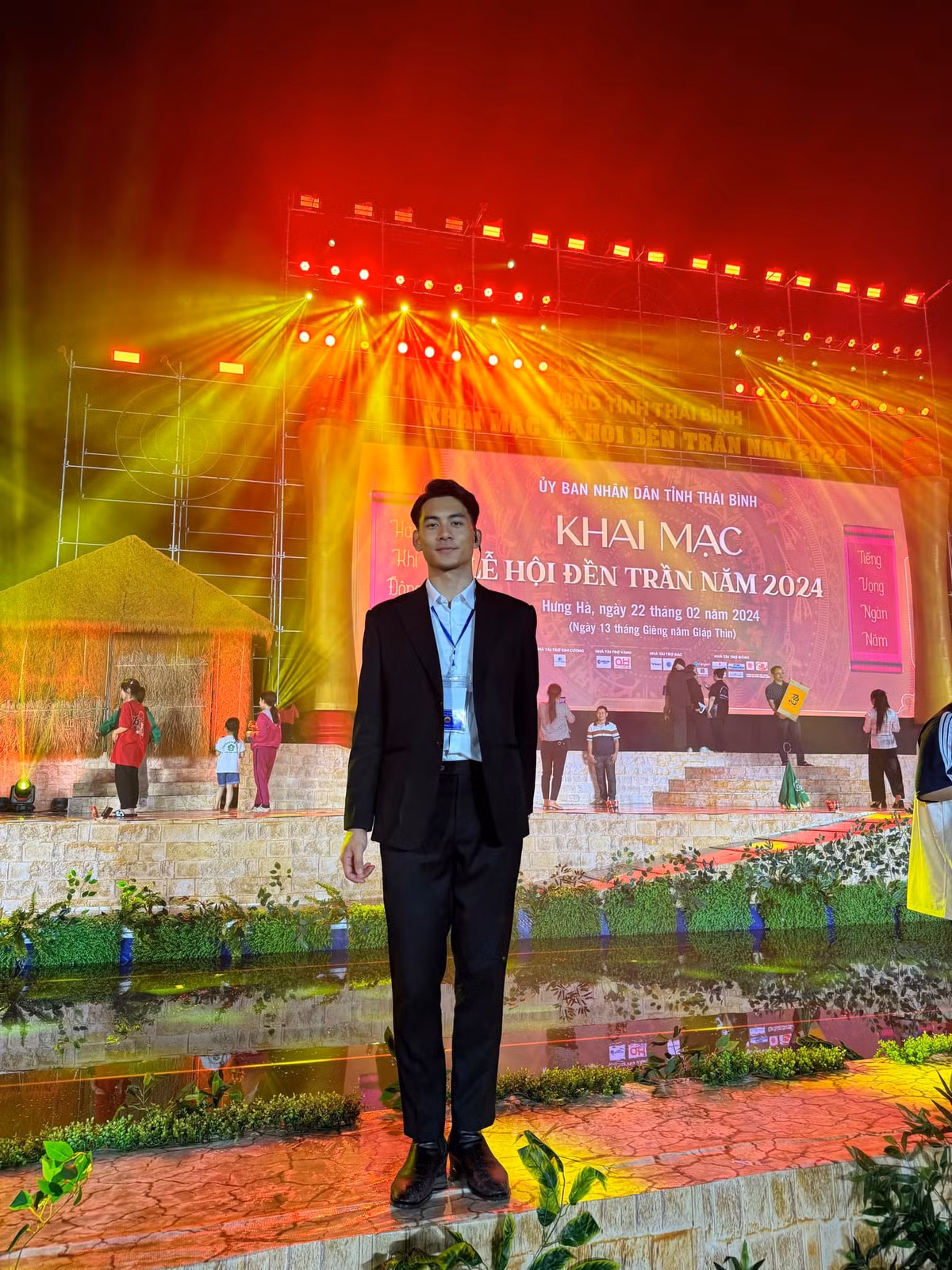 Ngày thường, Thế Văn cũng rất tích cực tham gia các phong trào đoàn đội và thể dục thể thao. Trai đẹp có hàng chục nghìn lượt theo dõi trên MXH nhưng vẫn để trạng thái "độc thân" khiến dân mạng tò mò không biết: Hoa này đã có chủ hay chưa?