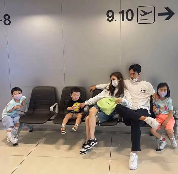 Sau khi cưới, Park Se-jin thường xuyên xuất hiện trên khán đài trong những trận đấu có chồng. Khi cầu thủ họ Kim thi đấu ở Trung Quốc trong màu áo Evergrande, hầu như trận cầu nào của anh cũng thấy vợ có mặt để cổ vũ.