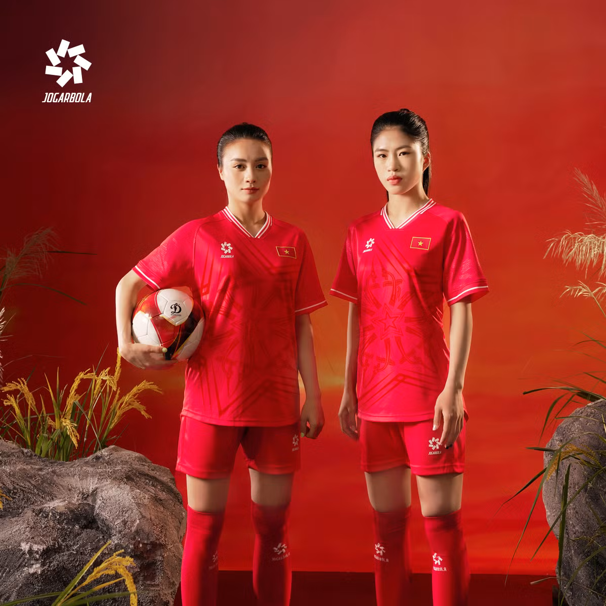 Theo hé lộ từ bà Cao Vân - Giám đốc nhãn hàng Jogarbola Việt Nam: "Bộ trang phục tuyển Việt Nam sẽ thi đấu tại Asian Cup 2023 tới nằm trong bộ sưu tầm "Hào khí Việt Nam - Non sông tiếp bước". Chúng tôi đã mang tất cả nhưng gì là biểu trưng của Việt Nam vào mẫu áo đấu mới này, cụ thể như hình ảnh cánh chim lạc trên trống đồng Đông Sơn và ngôi sao 5 cánh trên lá Quốc kỳ được sắp xếp vô cùng khoa học...