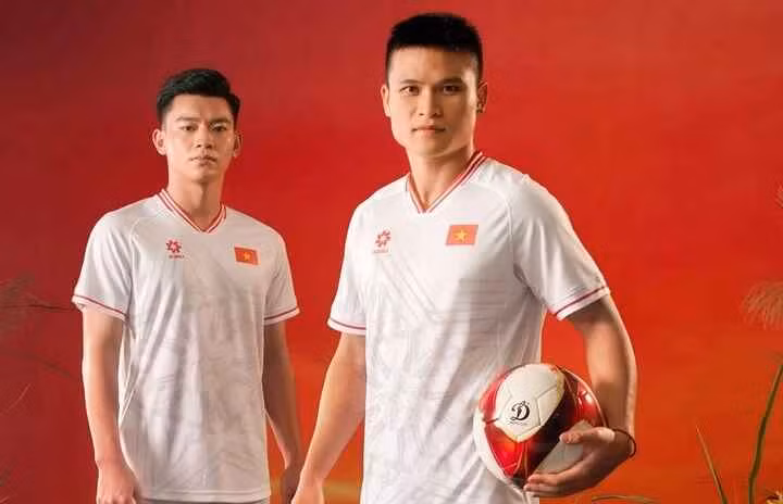 Bên cạnh đó, bộ sưu tầm áo đấu mới dành cho tuyển Việt Nam do nhãn hàng Jogarbola cung cấp thể hiện niềm tự hào dân tộc, khát vọng chinh phục đỉnh cao bất chấp thử thách cùng sự gắn bó, đoàn kết để trở nên bất bại trước mọi đối thủ". Bà Cao Vân - Giám đốc nhãn hàng Jogarbola Việt Nam cho biết thêm.