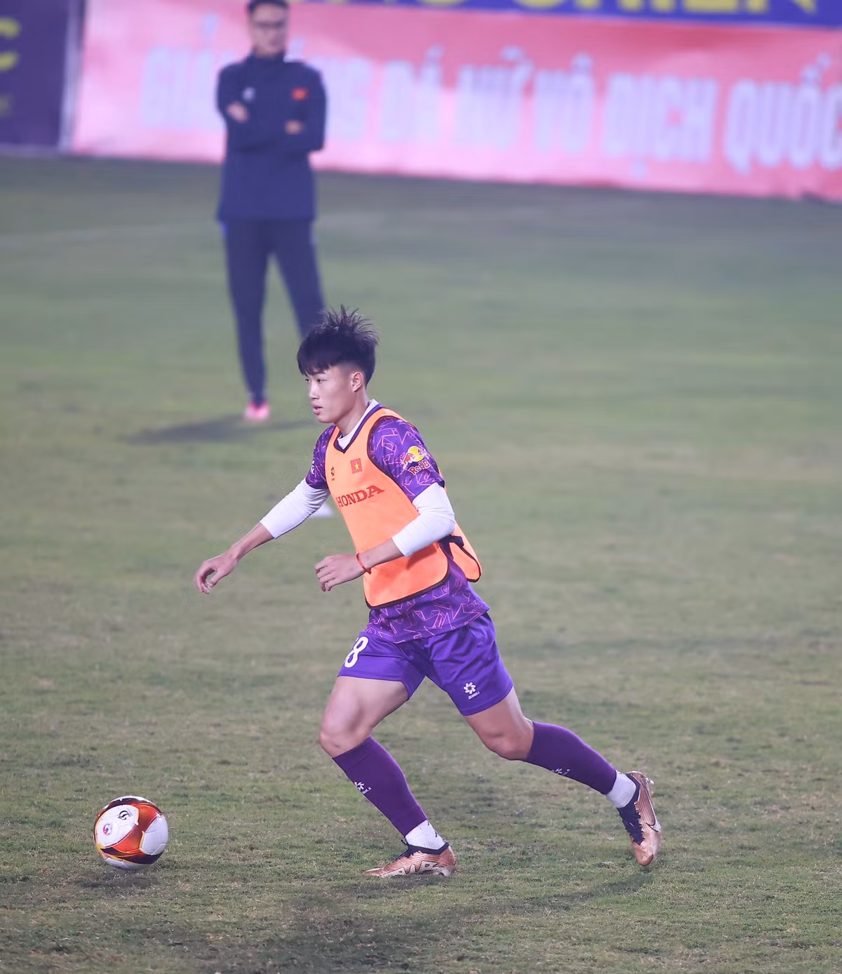 Chiếc áo tập màu tím được các cầu thủ U23 Việt Nam mặc vào những buổi tập thời gian gần đây.