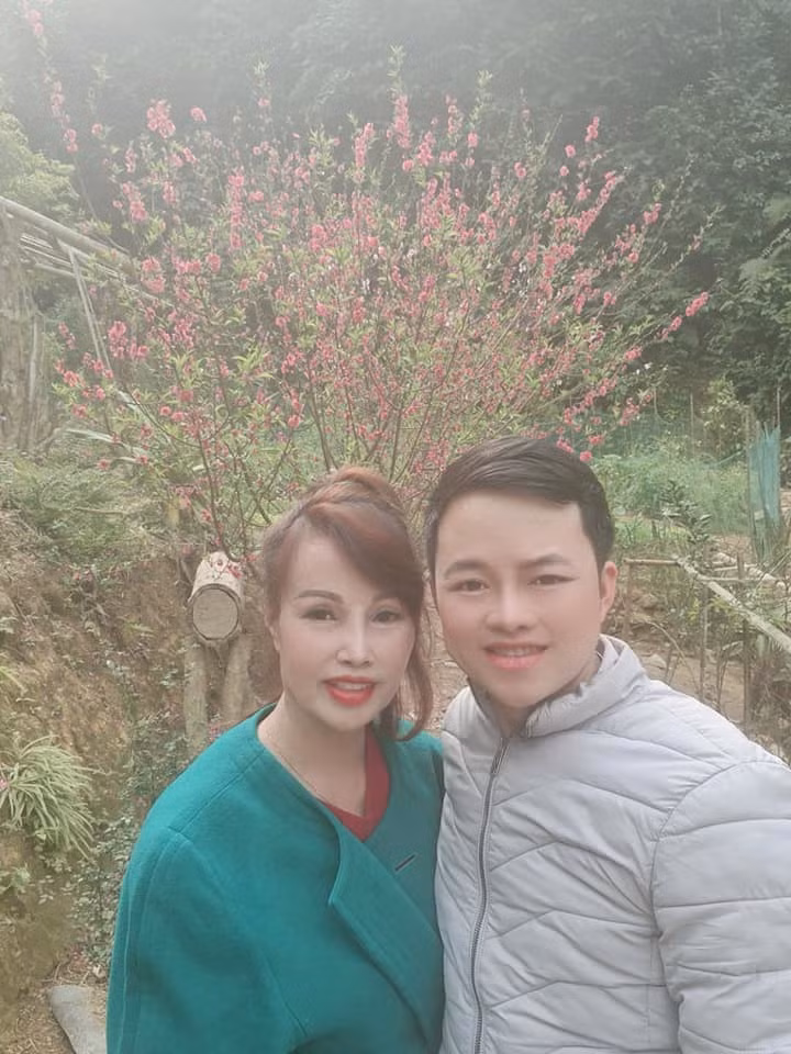 Trong bữa tiệc kỷ niệm ngày cưới, cô dâu Thu Sao và chồng cũng không ngần ngại đút bánh sinh nhật cho nhau ăn vô cùng tình cảm.