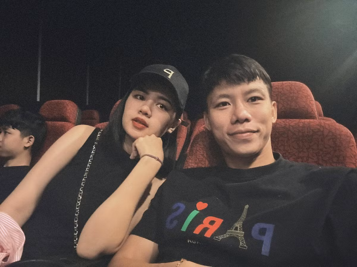 Quế Ngọc Hải "dính tiếng sét ái tình" ngay lần đầu gặp bà xã. Anh mất hai năm mới có thể "cưa đổ" nàng hot girl. Sau khi kết hôn, Thùy Phương ở nhà nội trợ, chăm sóc con cái và kinh doanh mỹ phẩm online, giúp Ngọc Hải yên tâm phấn đấu cho sự nghiệp.