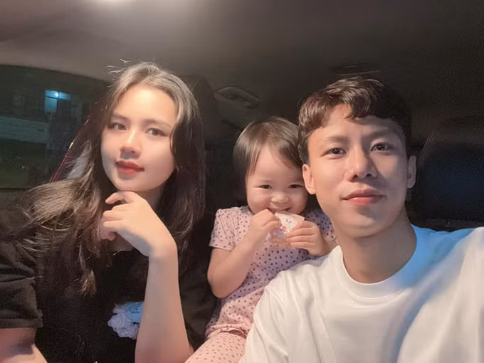 Hiện tại, gia đình Quế Ngọc Hải đang sống trong một căn nhà có diện tích sàn 100m2 với 3 tầng lầu. Tầng 1 là phòng khách và bếp, tầng 2 gồm phòng ngủ của 2 vợ chồng, bé Sunny và tầng 3 là phòng thờ và ban công rộng rãi, thoáng mát.