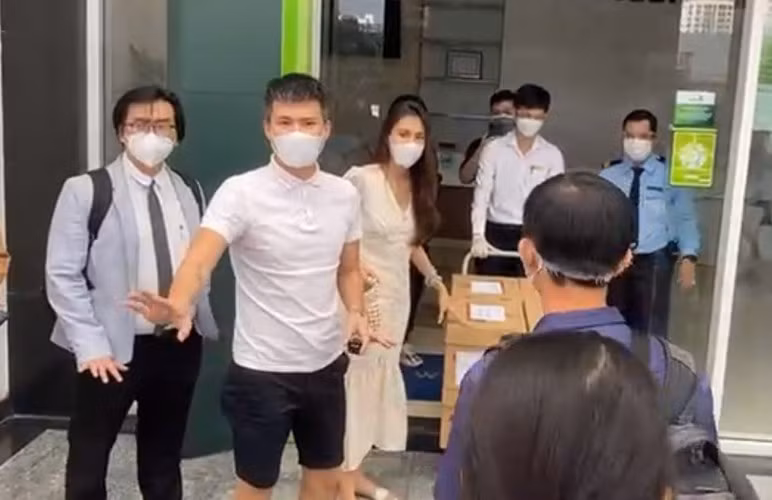Ngay sau khi nhận được sao kê Thủy Tiên và Công Vinh đã nhanh chóng livestream để thể hiện sự minh bạch.