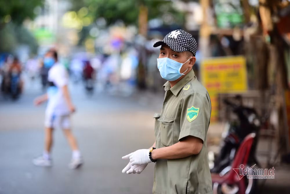 Sau khi phát hiện có 1 ca dương tính với Covid-19 ngụ tại tầng 1 chung cư, các lực lượng có mặt để bảo vệ khu vực cách ly