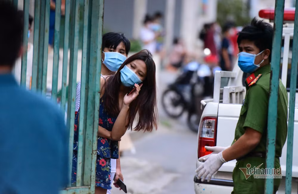 Người dân đặt hàng nhu yếu phẩm qua mạng, sau đó được lực lượng chức năng mang vào giúp qua cửa