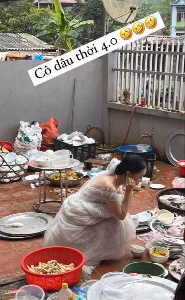 Tuy nhiên, không lâu sau đó, trên mạng xã hội tiếp tục lan truyền hình ảnh khác của bà xã Hà Đức Chinh. Khoảnh khắc ghi lại, nàng WAGs diện bộ váy cưới cô dâu nhưng lại ngồi trầm tư bên đống bát đĩa xếp ngổn ngang chưa ai rửa