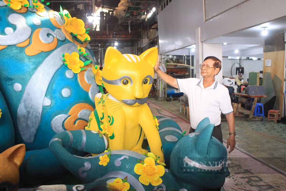 Linh vật mèo ở cổng chính đường hoa Nguyễn Huệ Tết Quý Mão 2023 cao nhất là 4,5m, màu xanh ngọc bích. Ảnh: Dân Việt