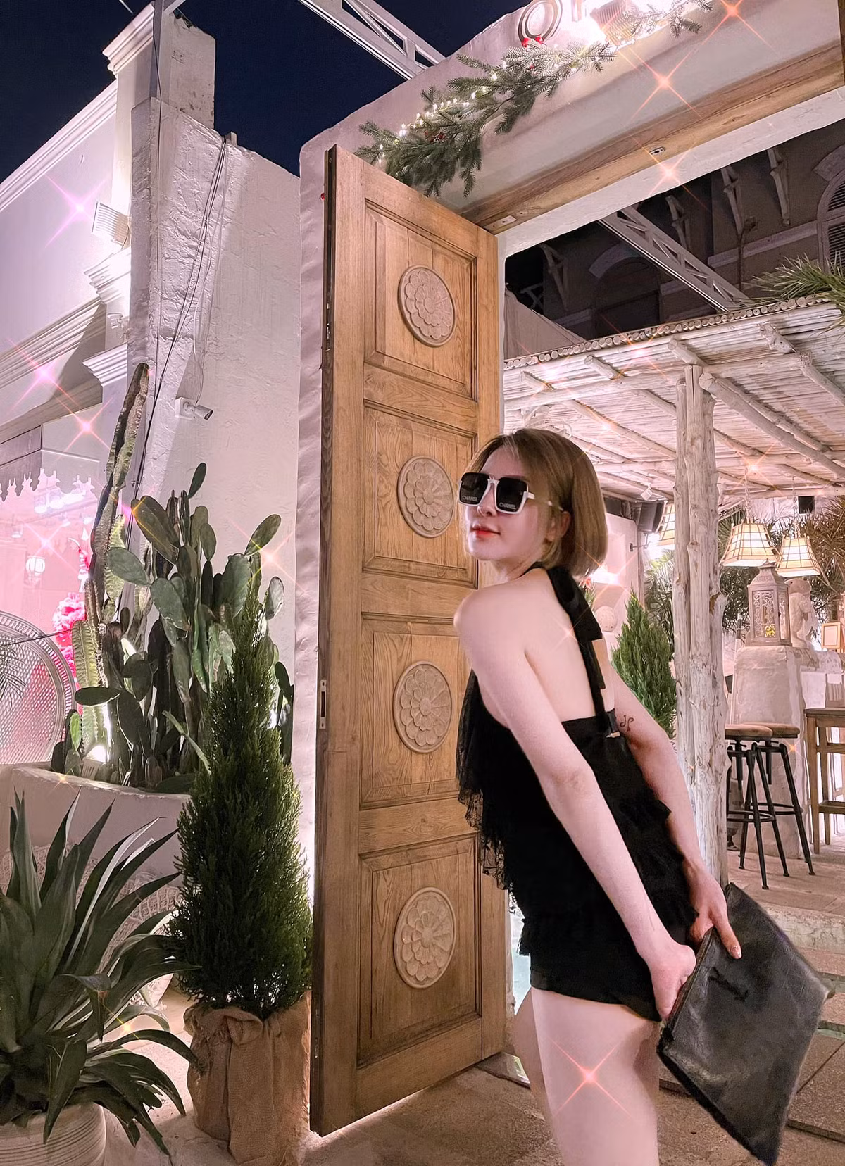 Trong ảnh, Trâm Anh để mặt mộc, lộ vai trần hờ hững cùng làn da trắng mịn khiến ai trông thấy cũng xuyến xao.