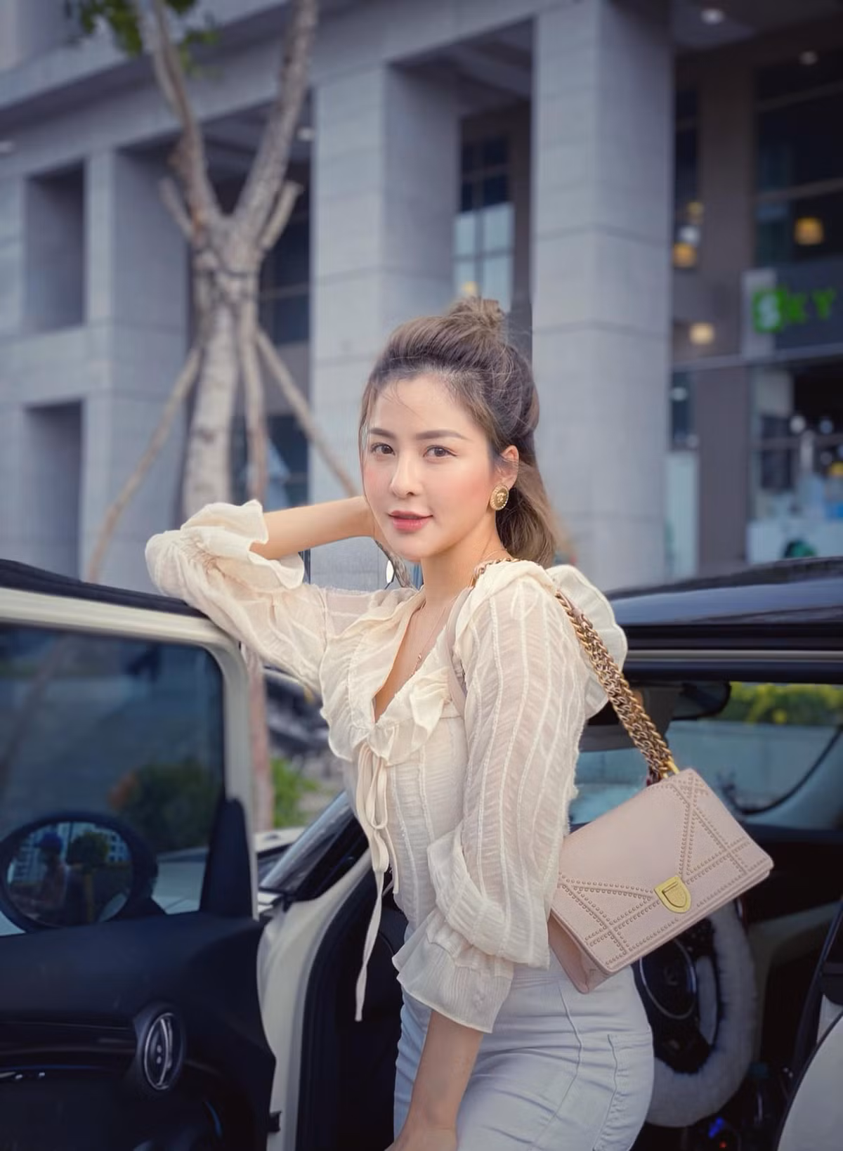 Trước đó vài ngày, Trâm Anh cũng "gây bão" khi khỏe ảnh diện bikini "nóng rẫy mắt" trên mạng xã hội.