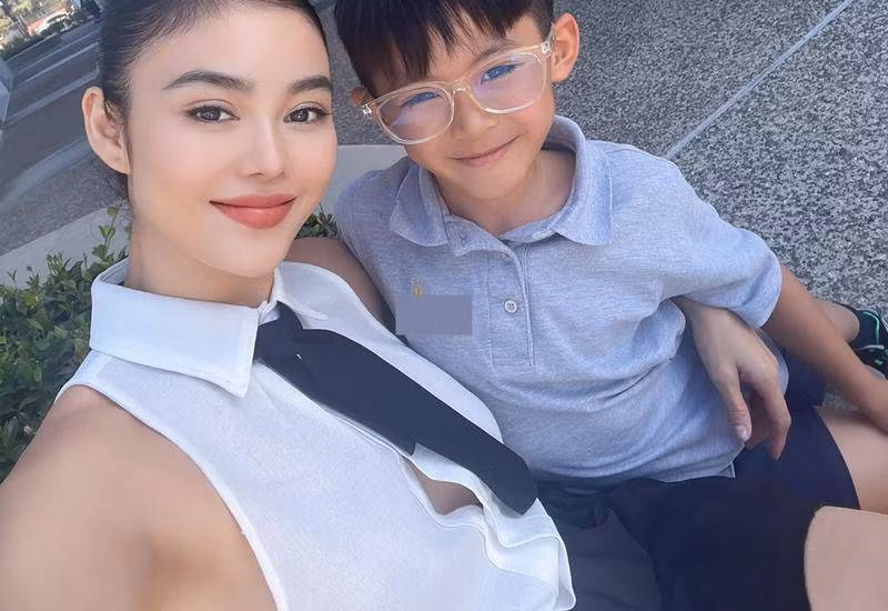 Bà mẹ đơn thân trong trang phục vừa chỉn chu nhưng cũng vừa năng động trẻ trung và xinh đẹp đưa con trai đến trường học quốc tế ở Mỹ khiến nhiều người trầm trồ.