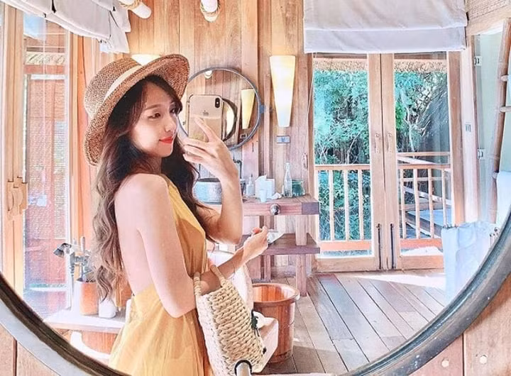 Trên trang cá nhân, Hà Dương không ngần ngại diện những trang phục quyến rũ, đầy nữ tính.