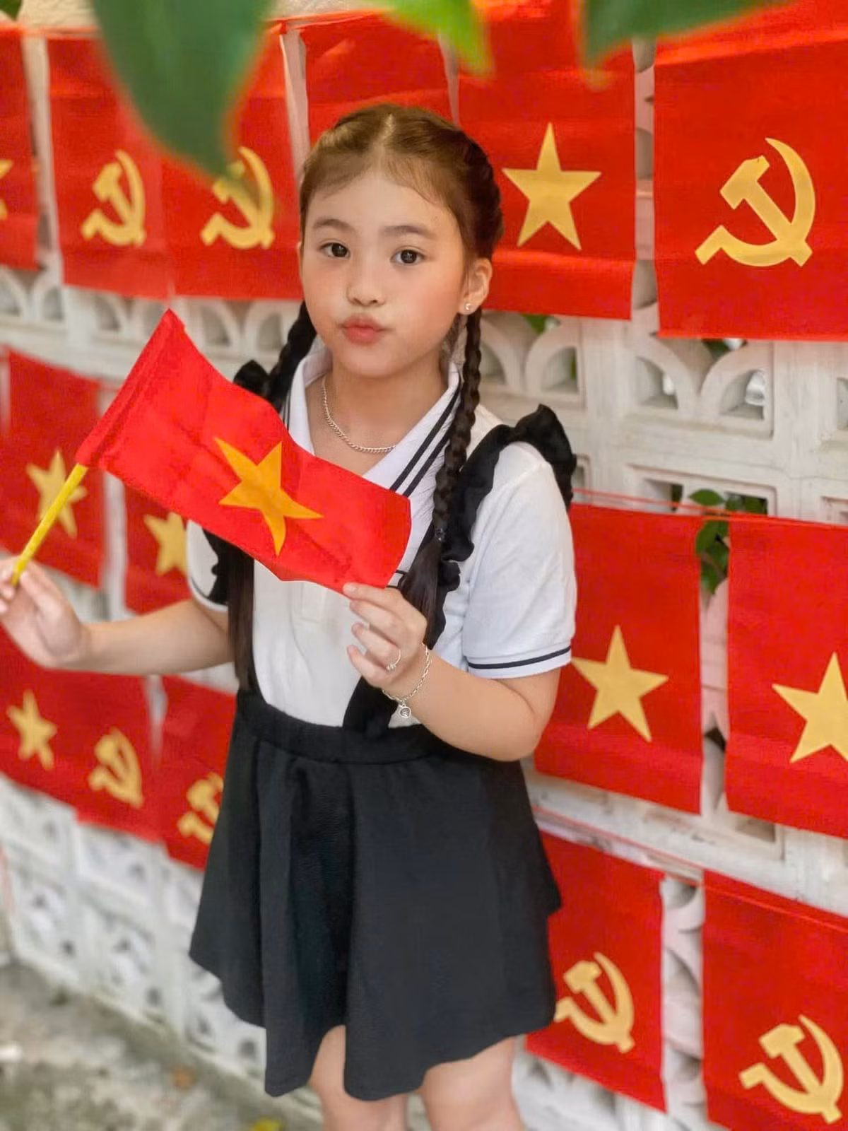 Chị Cao Vân cho biết: "Xem những bức ảnh của các bạn trẻ check-in ở những ngõ cờ hoa rực rỡ như Hà Nội, TP HCM, mình cũng muốn mang về cho các bạn trẻ Hải Dương và từ đó đã nảy ra ý định thực hiện bức tường này".