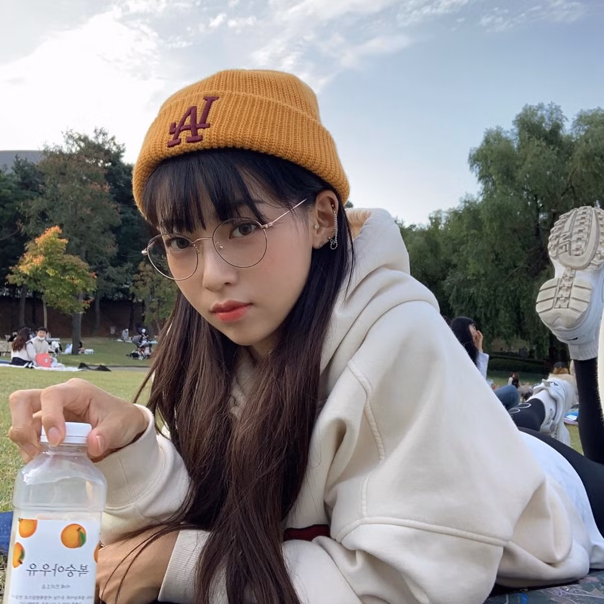 Ngoài thi đấu thể thao chuyên nghiệp, hiện tại Min Ji còn là người mẫu ảnh. Cô hợp tác quảng cáo cho các thương hiệu mỹ phẩm, thời trang, thực phẩm ăn kiêng và là gương mặt đại diện cho chuỗi phòng tập thể dục ở Hàn Quốc.