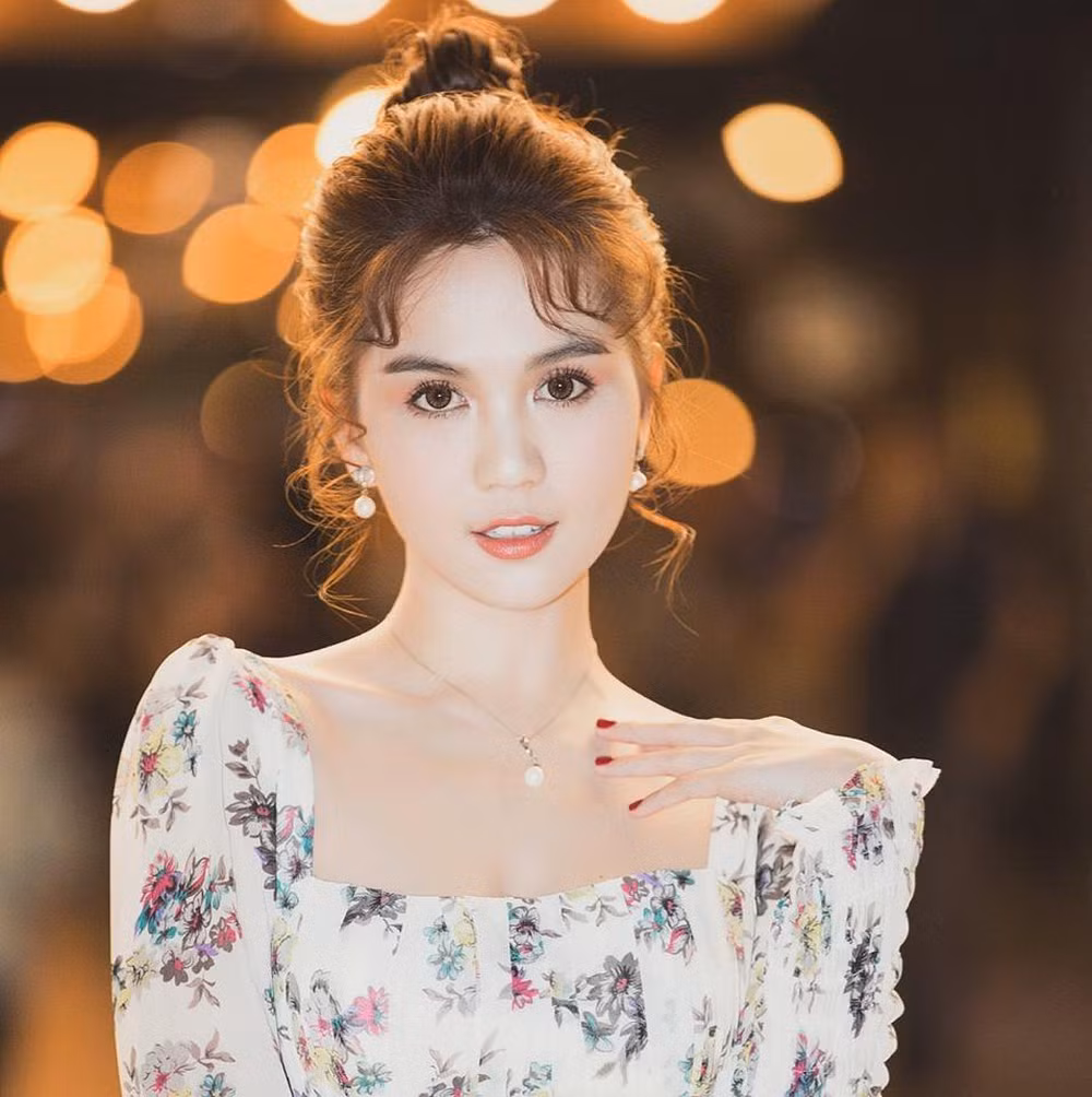 Nguồn cơn của sự việc bắt nguồn từ đoạn clip cô nàng quay lén căn biệt thự của Ngọc Trinh kèm theo chú thích: "Hóng mặc bikini". Trong nhiều clip khác, nhân vật này con gọi người đẹp là nó làm fan cô bức xúc.
