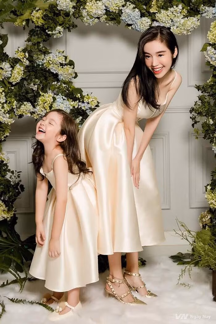 Cadie Mộc Trà tự tin tạo dáng chụp ảnh không khác gì một mẫu nhí chuyên nghiệp. Nhiều người cũng dự đoán rằng, với nhan sắc cực phẩm này, chắc chắn Cadie Mộc Trà sẽ là một mỹ nhân đình đám trong tương lai.