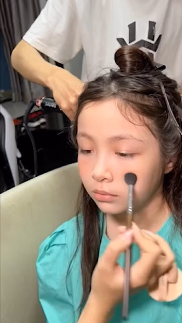 Nhiều mẹ bỉm sữa thậm chí còn vào “xin vía” để có thể sinh được một cô công chúa xinh đẹp, đáng yêu như Cadie Mộc Trà.
