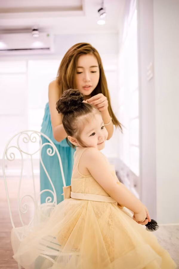 Elly Trần từng tâm sự trên trang cá nhân, cô sẵn sàng mặc “đồ si” với giá bình dân để chọn cho con những bộ đồ tốt nhất.