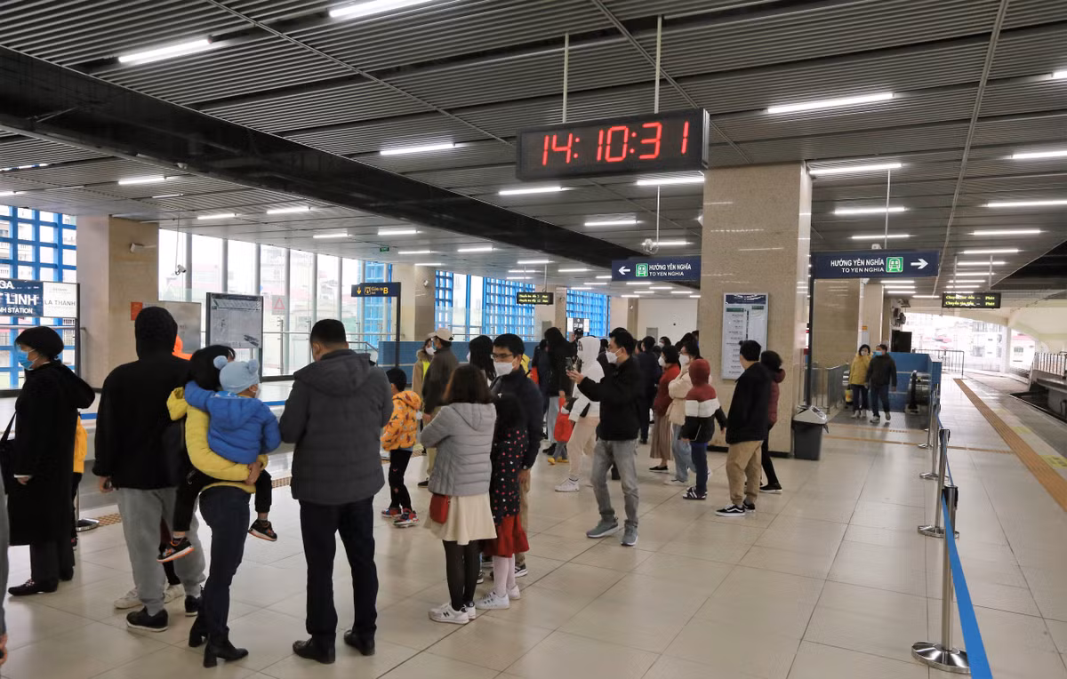 Dòng người chờ tàu Cát Linh - Hà Đông để trải nghiệm.