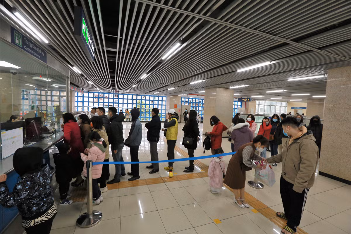 Ghi nhận tại nhà ga Cát Linh trong ngày mùng 2 Tết Nhâm Dần có rất đông người dân Hà Nội đã tới đây tạo nên khung cảnh nhộn nhịp.