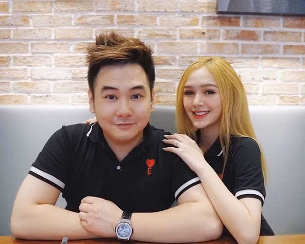 Mặc dù vướng phải nhiều lời dị nghị khi yêu và cưới nhau, nhưng vợ chồng Xemesis và Xoài Non vẫn đang cực kỳ mặn nồng, có một cuộc sống viên mãn đáng mơ ước.