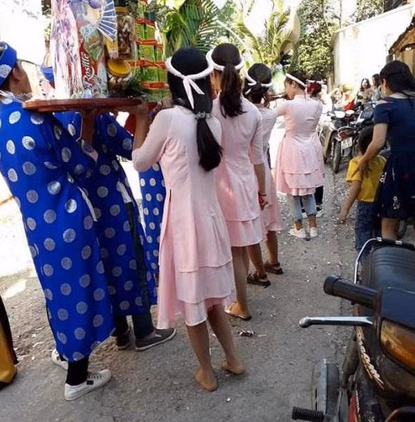 Ngay sau khi được chia sẻ lên mạng, hình ảnh dàn bê tráp nhà gái trên thu hút sự chú ý từ cộng đồng mạng với nhiều ý kiến trái chiều.