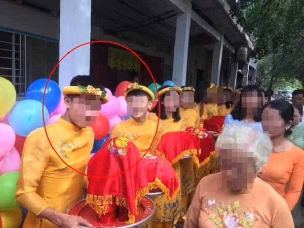 Ăn hỏi là nghi thức quan trọng trong quá trình làm đám cưới cho một cặp đôi. Mới đây, một đám hỏi bị cho rằng không coi trọng nghi lễ này khi bên cạnh dàn bê tráp nữ mặc áo dài chỉnh tề lại xuất hiện hai chàng trai cũng trong trang phục tương tự, đứng ở đội hình nhà gái gây chú ý trên MXH.