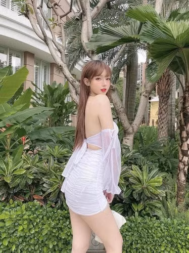 Mới đây, Mỹm Trần lăng xê mốt váy bodycon, khoe đường cong hình thể mềm mại. Thế nhưng chi tiết đắt giá nhất thuộc về phần phía sau của trang phục, khoét rộng lộ lưng trần nuột nà.