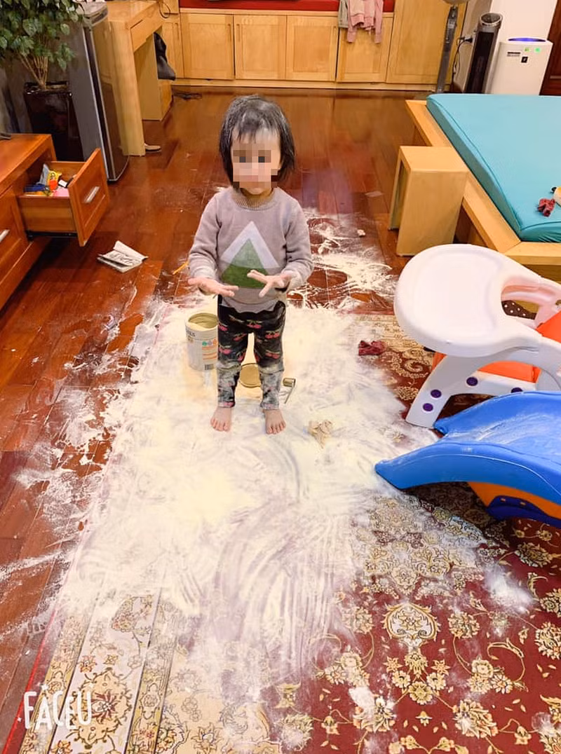 Mẹ sai lấy sữa cho em nhưng ai ngờ bình sữa nặng quá và cái kết phải giặt cả tấm thảm.