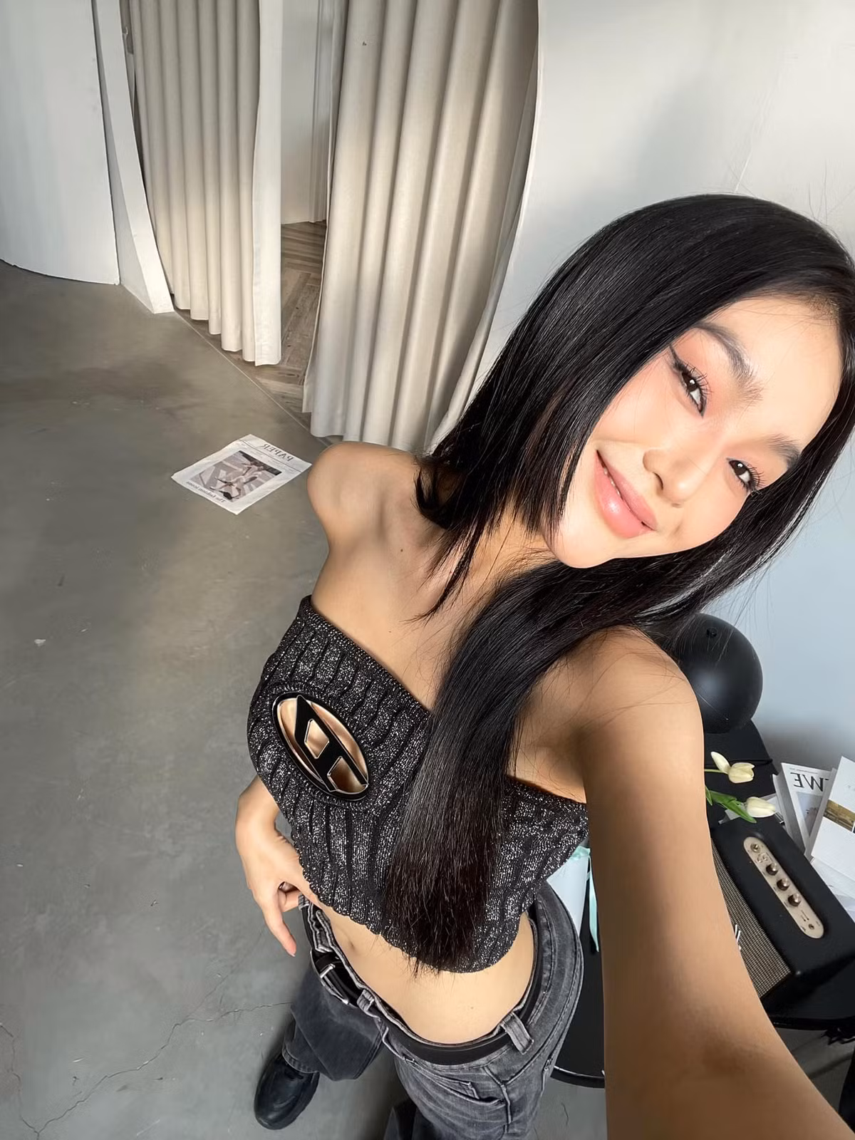 Khi lên đồ và makeup đậm thì Cù Thị Trà cũng có thần thái cực "chiến"