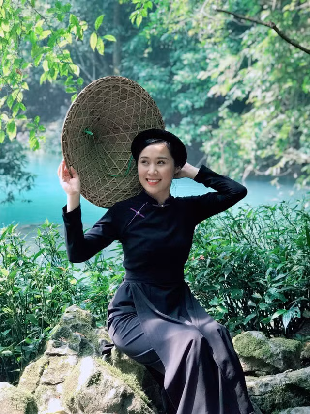 Lớn lên khi gia đình gặp quá nhiều khó khăn về kinh tế, Bích Nguyệt phải tự mày mò học làm bánh Chè Lam bán để có thêm thu nhập giúp đỡ cho mẹ.