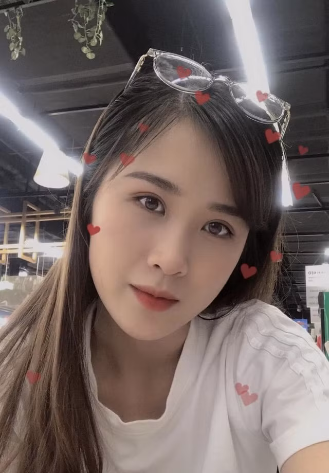 Nhắc về chuyện gia đình, Bích Nguyệt từng chia sẻ với báo Tiền Phong: "Tuy gia đình không được đầy đủ như mọi người nhưng mình luôn cảm thấy mình thật may mắn vì được làm con gái của mẹ. Mẹ rất tuyệt vời, mẹ đã phải vất vả gấp đôi những người mẹ bình thường gánh trên vai trọng trách vừa làm mẹ vừa làm cha để hai chị em không bị thiệt thòi..."