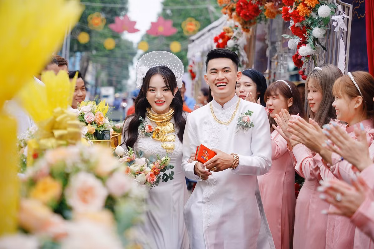 Trong ngày trọng đại của mình, đôi bạn trẻ đã được bố mẹ vợ tặng của hồi môn đến 25 lượng vàng, căn nhà 18 tỉ đồng, 1 mảnh đất, 1 tỉ đồng tiền mặt và 1 chiếc xe Camry.