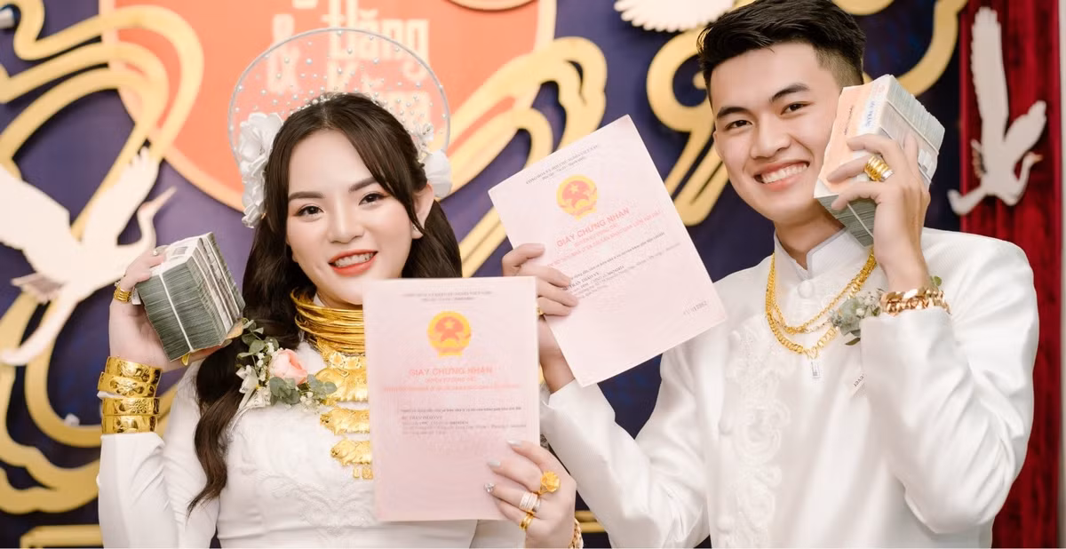 Vừa qua, mạng xã hội đã không ngừng truyền tay nhau hình ảnh về một đám cưới đặc biệt tại miền Tây. Trong đó, cô dâu, chú rể đang tươi cười, hạnh phúc bên số quà cưới có giá trị sương sương lên đến hàng chục tỉ đồng.