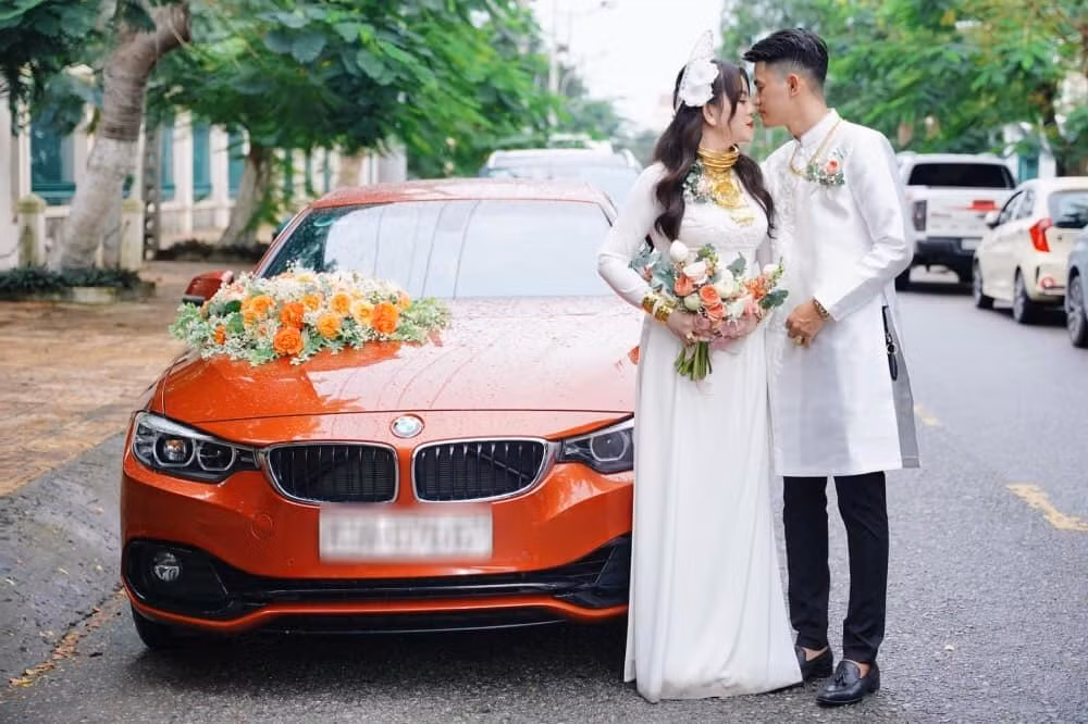 Qua đoạn clip cũng có thể thấy gia cảnh cô dâu không hề tầm thường. Ngay cả rạp cưới cũng được trang trí rất cầu kì. Trên bàn đặt nhiều xấp tiền, hàng loạt món đồ trang sức bằng vàng và 2 chiếc sổ hồng.