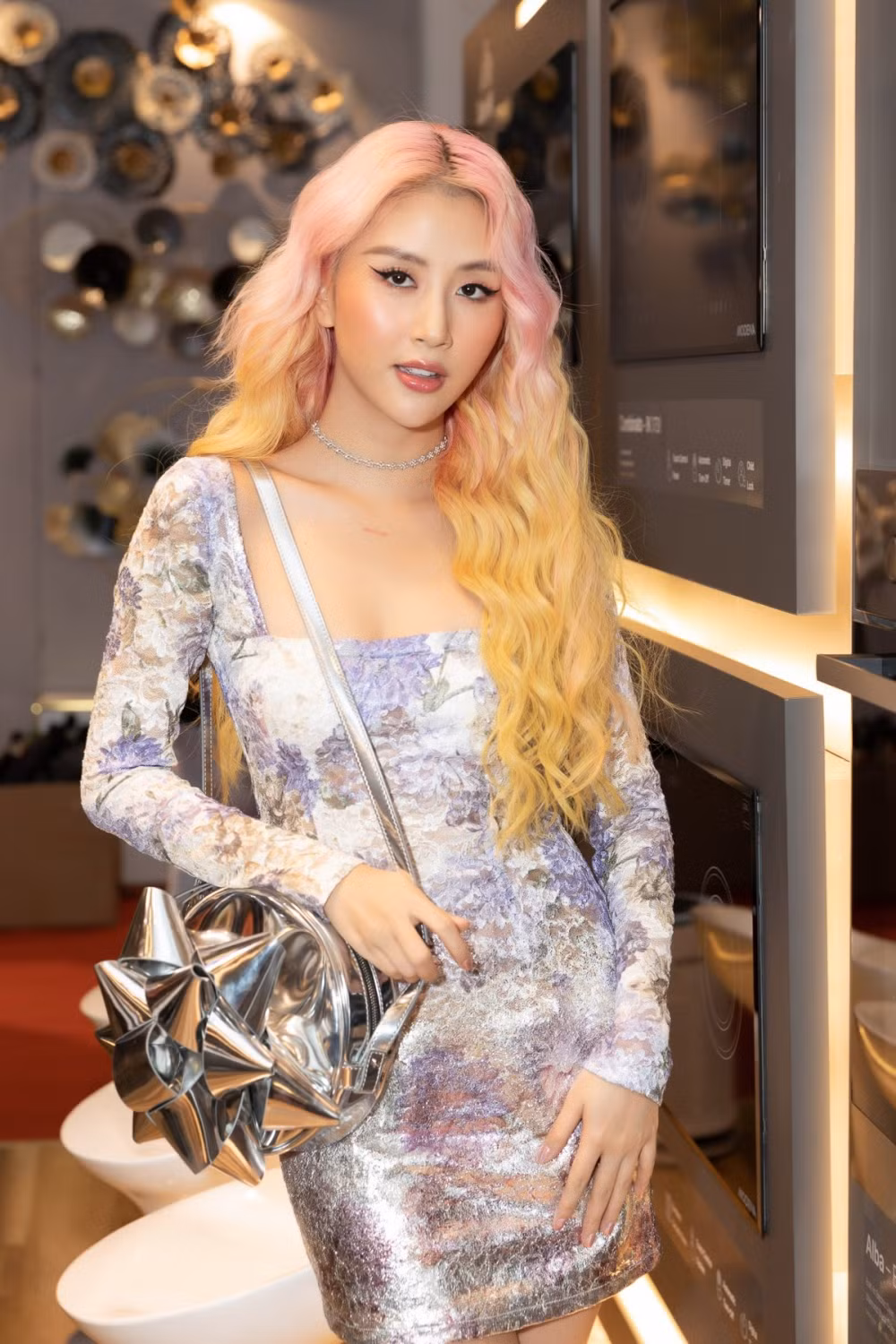 Hiện tại, ngoại hình của Quỳnh Anh Shyn đã thay đổi hoàn toàn so với cách đây 10 năm. Không còn là một hot girl 9X trong sáng, dễ thương, cô gây ấn tượng với phong cách mạnh mẽ, thường xuyên đăng tải hình ảnh khoe ba vòng quyến rũ.