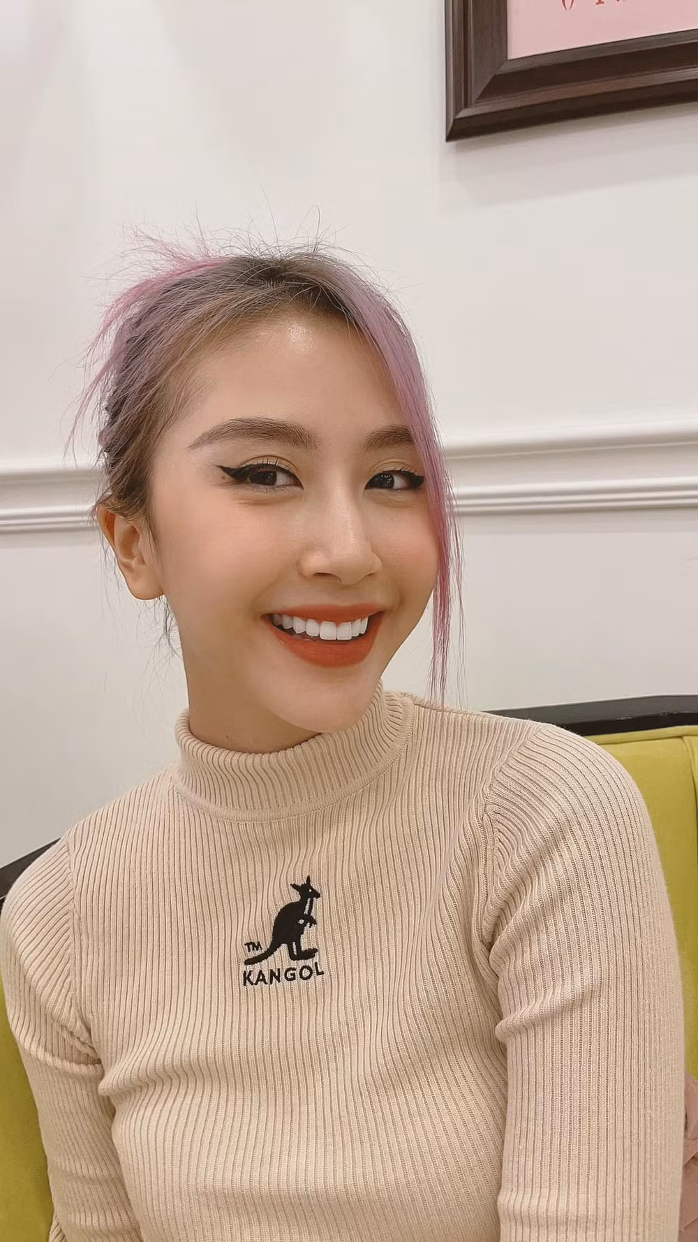 Quỳnh Anh Shyn có lẽ là cái tên nổi bật nhất trong nhóm "Bộ ba sát thủ" hot girl Hà thành và vẫn kiên trì hoạt động showbiz cho đến thời điểm hiện tại.