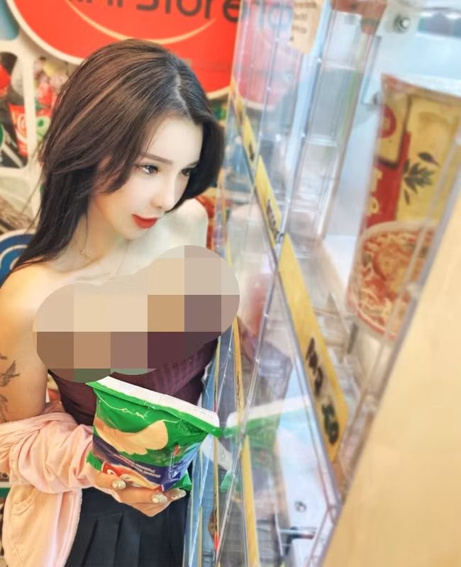 Mới đây, những hình ảnh ăn mặc phản cảm khi đi siêu thị của hội chị em một lần nữa được netizen tổng hợp lại.