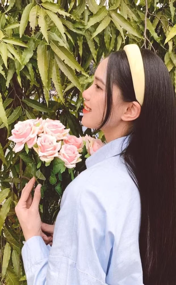 Nàng hot girl bóng chuyền sở hữu mọi đường nét khuôn mặt xinh xắn, tươi tắn, cộng thêm trang điểm nhẹ nhàng mang tới vẻ đẹp trong trẻo, thanh lịch.