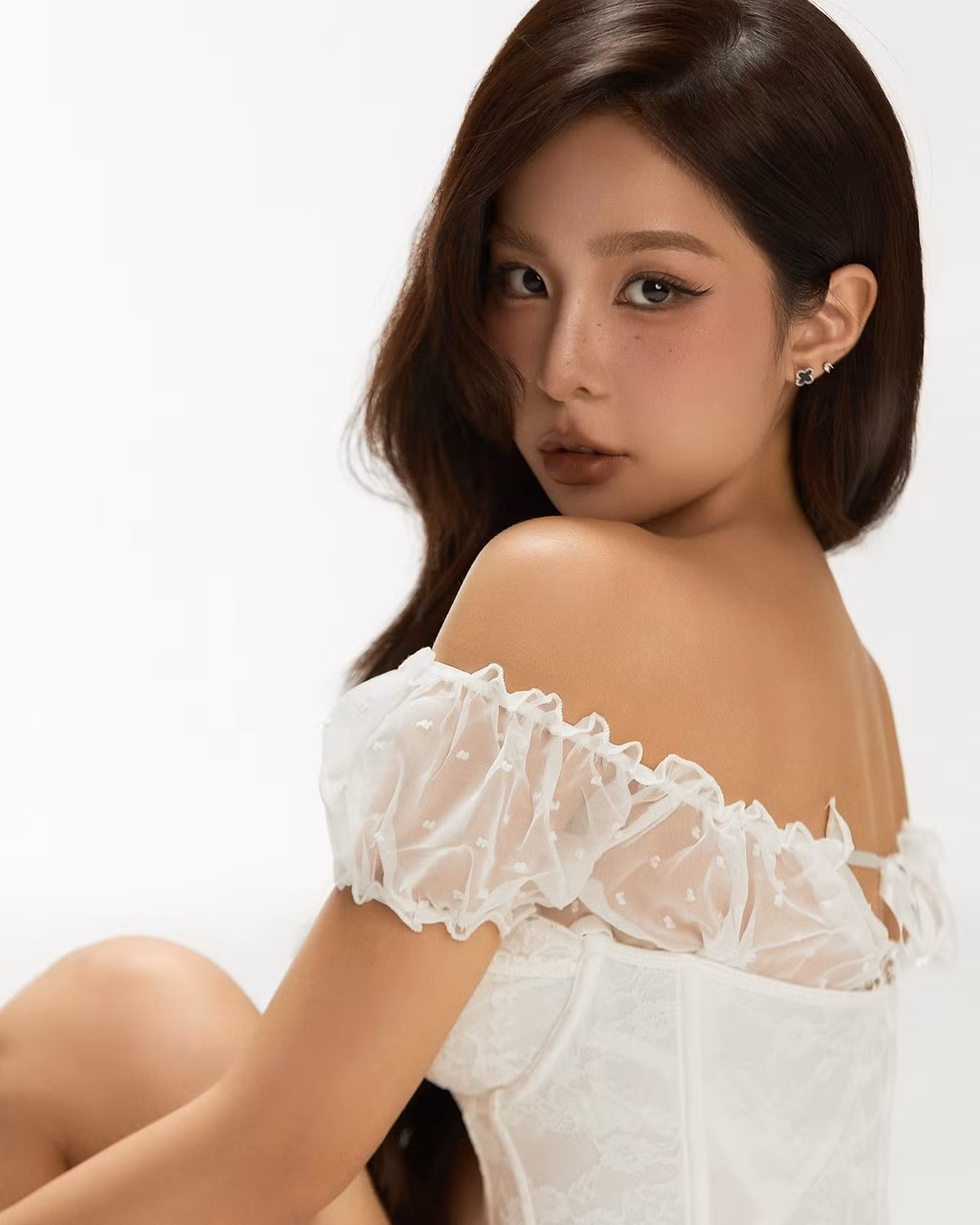 Nàng hot girl diện một bộ trang phục đơn giản nhưng lại vô cùng nổi bật với các chi tiết sắc sảo, kết hợp khéo léo giữa các gam màu đen và trắng, tạo nên một tổng thể vừa năng động vừa sang trọng.