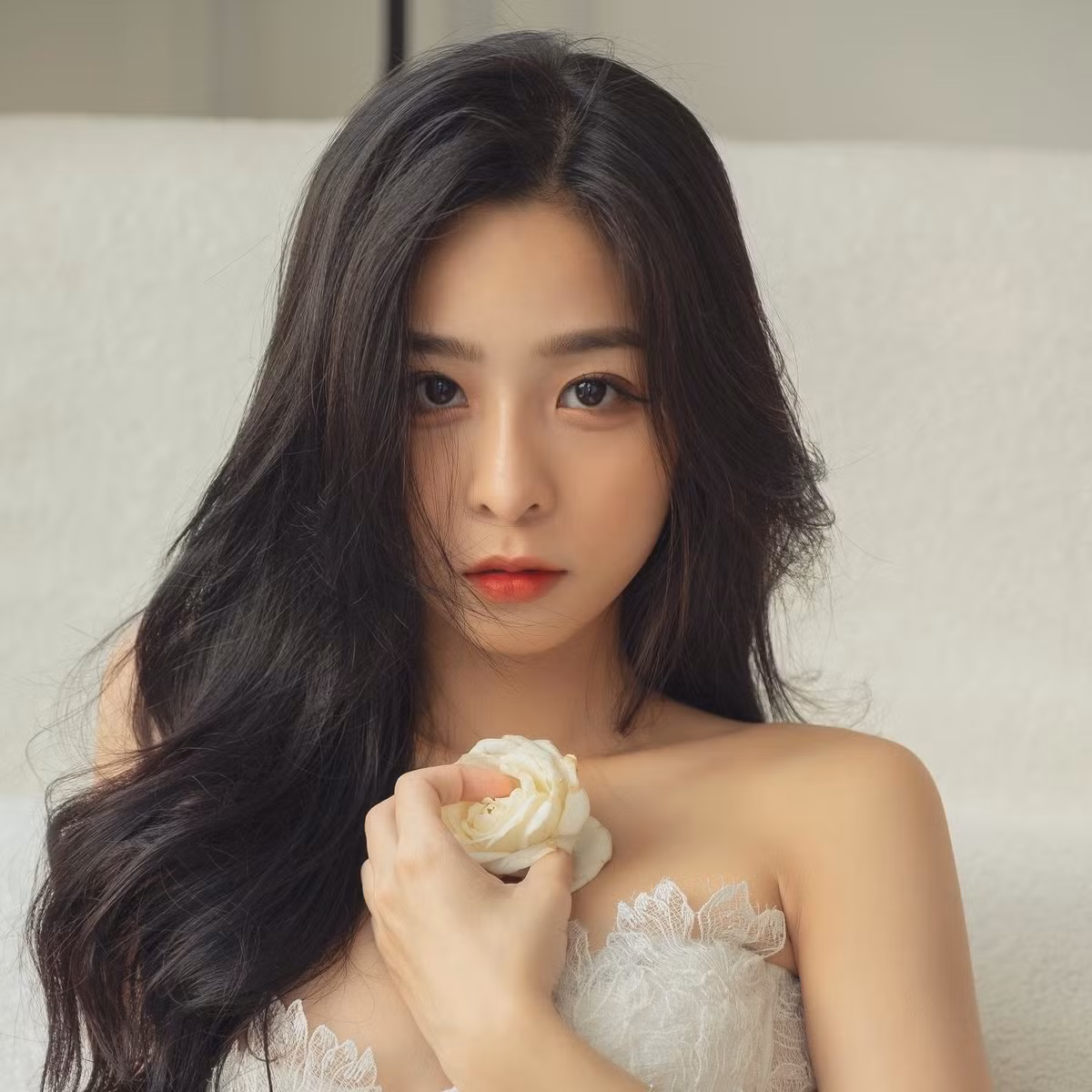 Sự kết hợp giữa phong cách thời trang mạnh mẽ và vóc dáng quyến rũ giúp nàng hot girl tạo nên một diện mạo mới mẻ, khác biệt hoàn toàn so với hình ảnh dịu dàng, bánh bèo thường thấy.