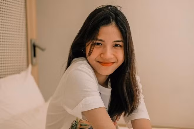 Trước khi nổi danh tại cuộc thi Đường Lên Đỉnh Olympia, Lan Thy có thành tích học tập tốt, cô là học sinh của Trường THPT Chuyên Lê Hồng Phong, TP.HCM, đạt giải nghiên cứu Khoa học cũng như Học sinh giỏi cấp thành phố môn Lịch sử.