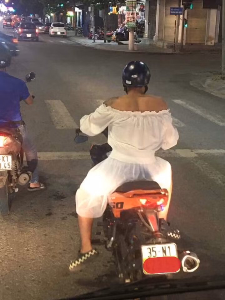 Mới đây trên MXH, hình ảnh người đàn ông mặc váy cưỡi xe tay côn xuất hiện trên phố thu hút sự chú ý của CĐM.